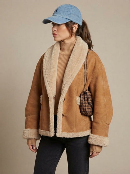 Dame draagt de PLUMO oversized winterjas over een trui