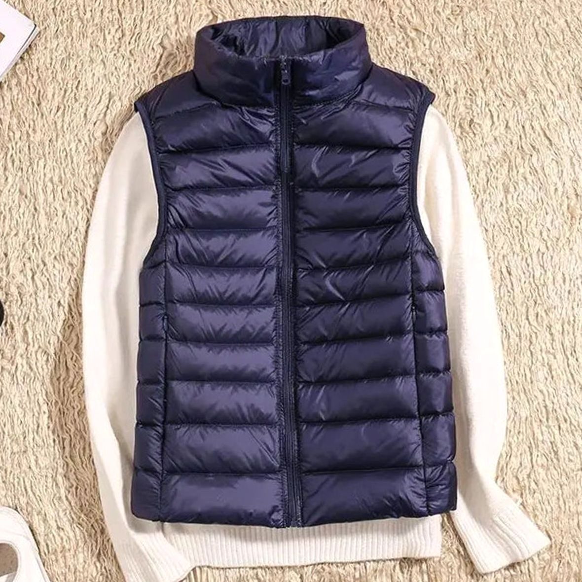 Dame in QUENNA bodywarmer tijdens een frisse herfstdag buiten