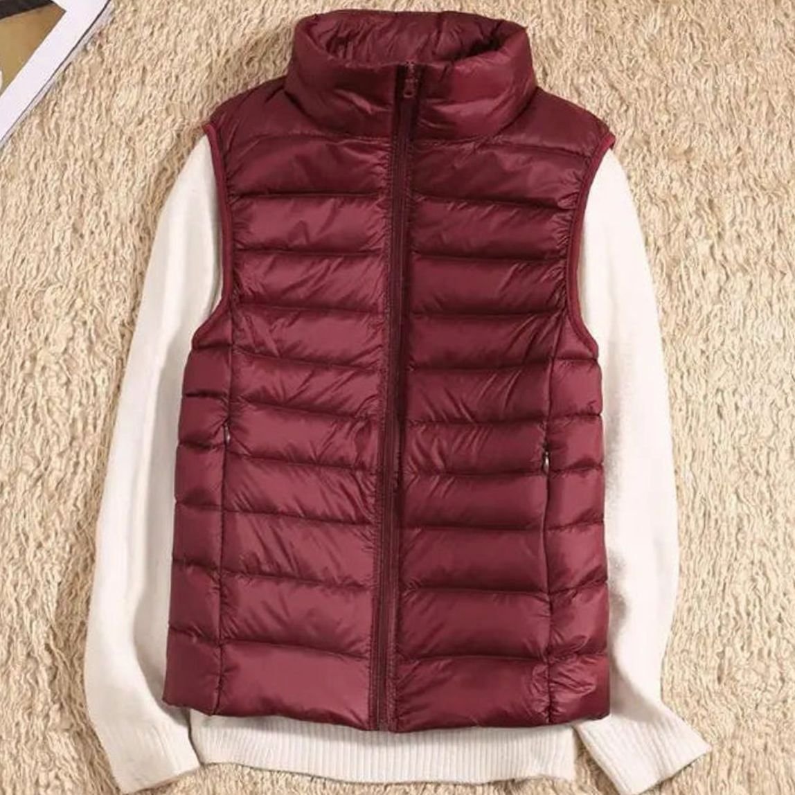 QUENNA bodywarmer met open rits over een lichte blouse
