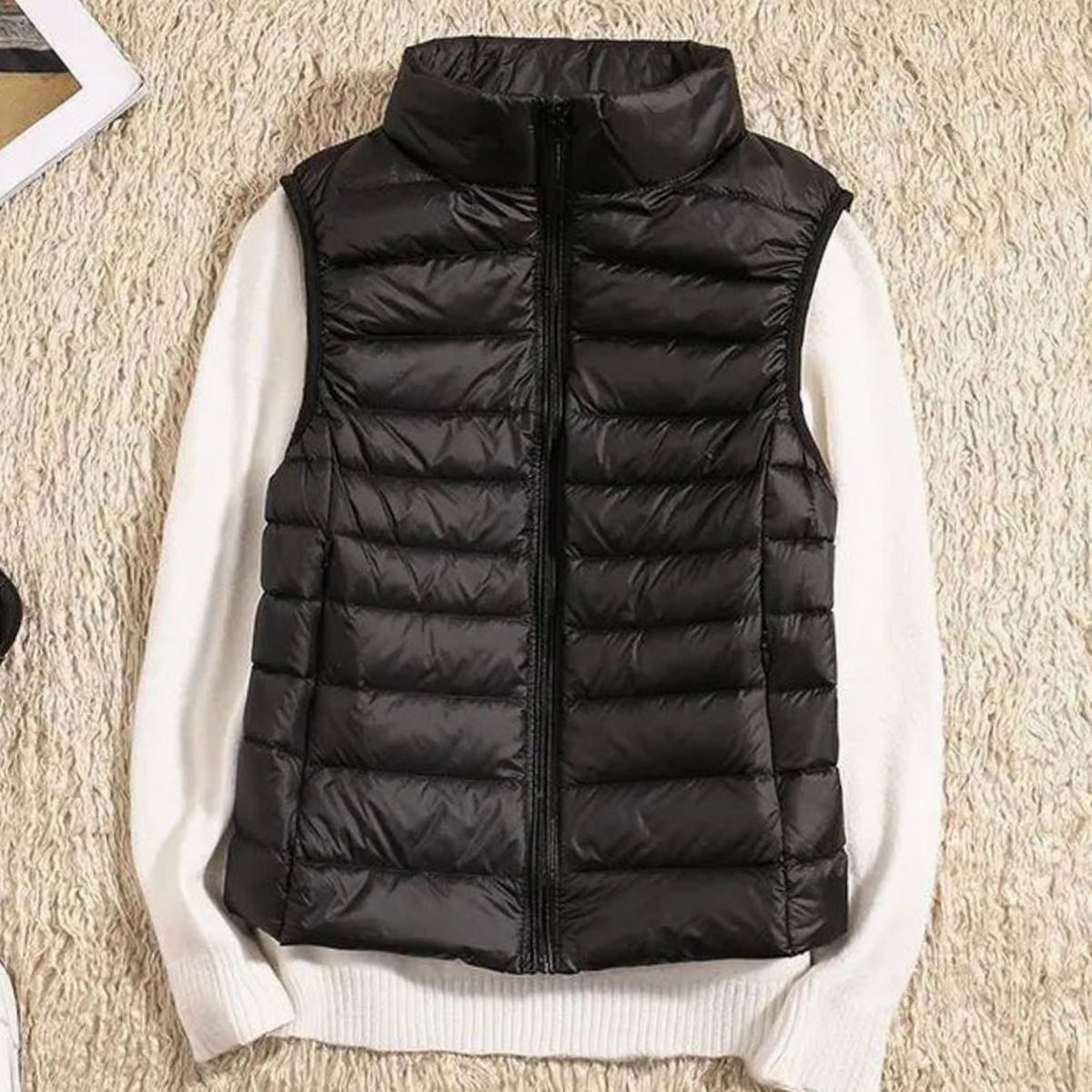 Close-up van de staande kraag en rits van de QUENNA bodywarmer