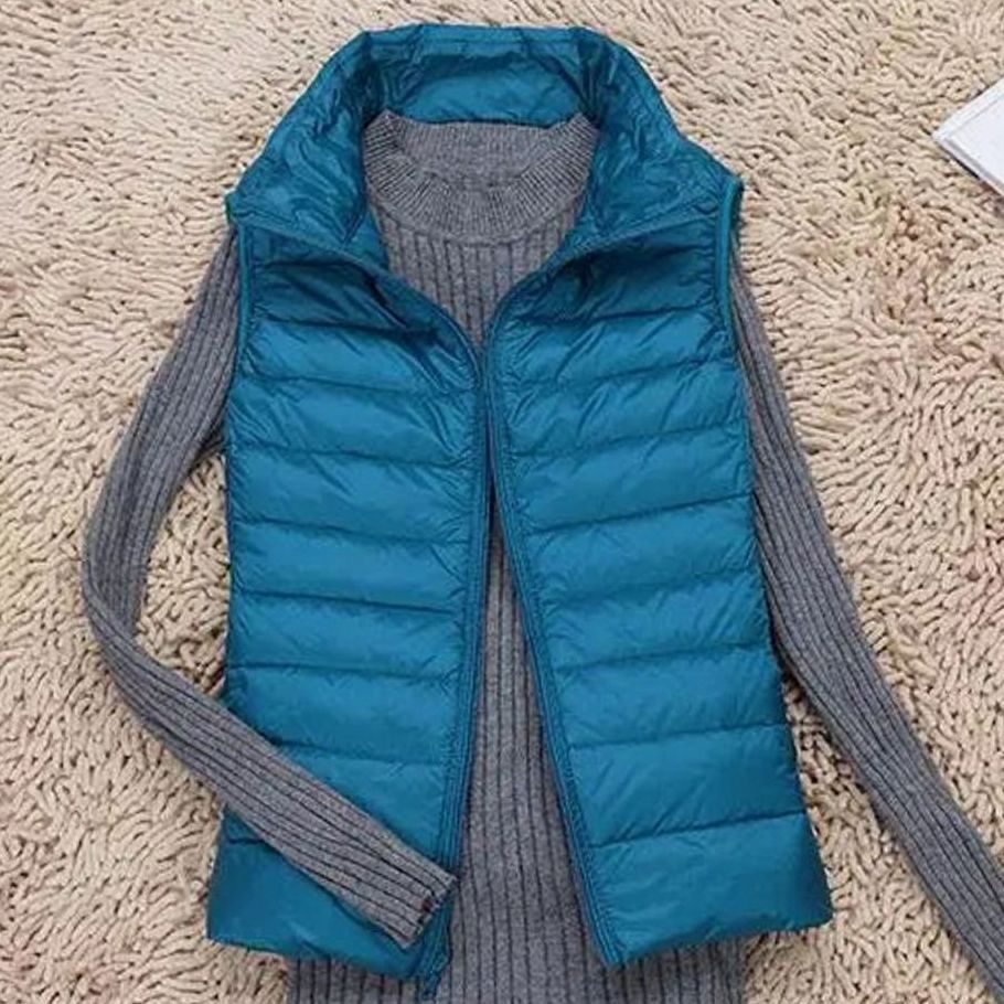 Dame draagt QUENNA bodywarmer over een trui tijdens een wandeling