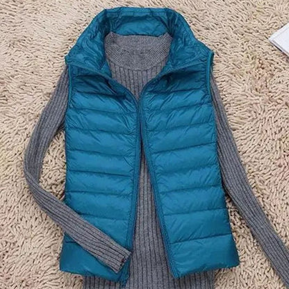 Dame draagt QUENNA bodywarmer over een trui tijdens een wandeling