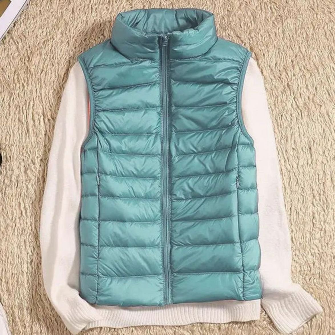 Slanke pasvorm van de QUENNA gewatteerde bodywarmer in detail