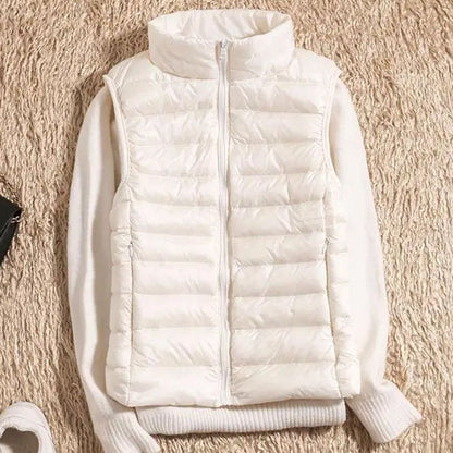 Detailfoto van de gewatteerde stof en naden van de QUENNA bodywarmer