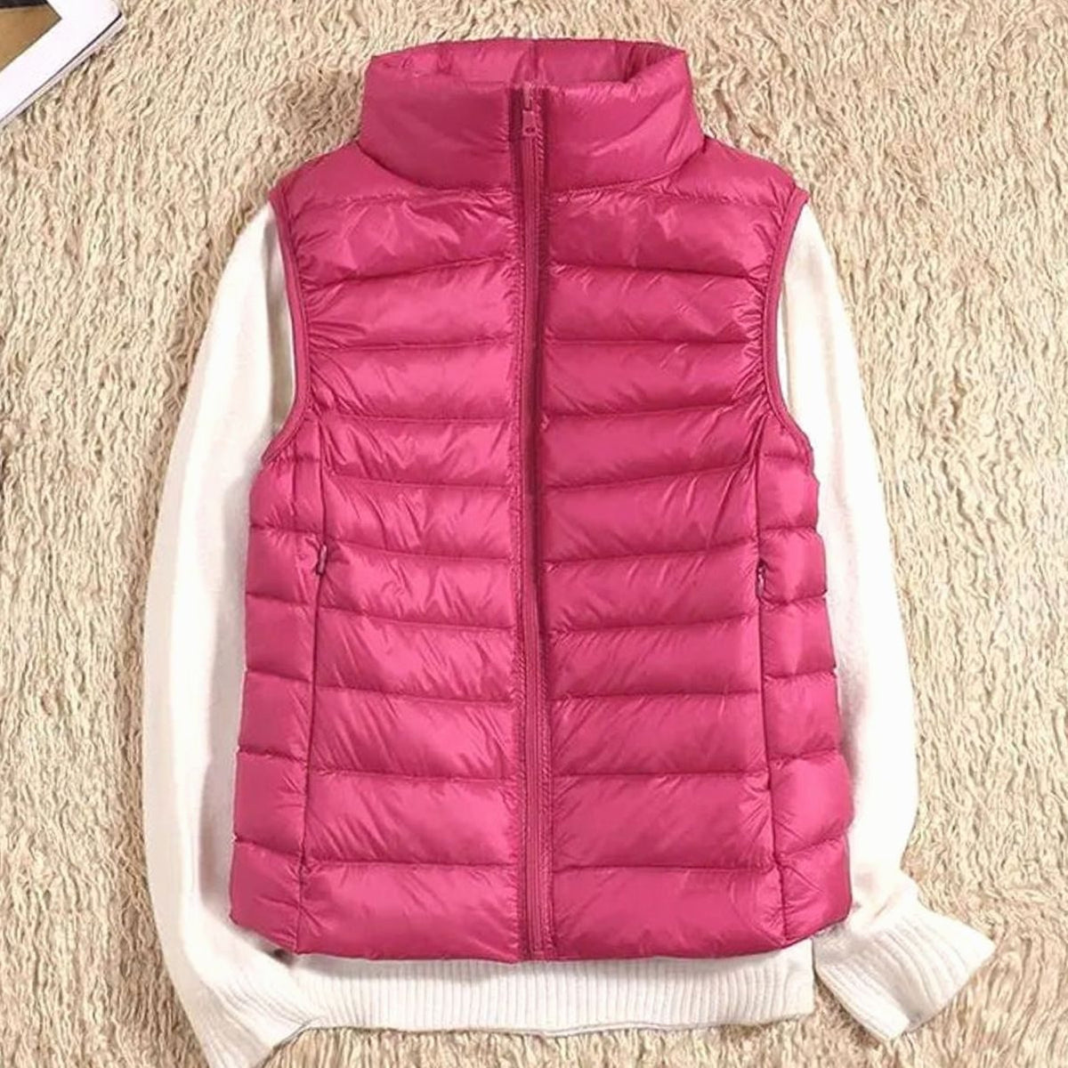 QUENNA bodywarmer in verschillende kleuren naast elkaar