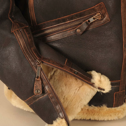 Model draagt RANGER leren jack tijdens een herfstwandeling
