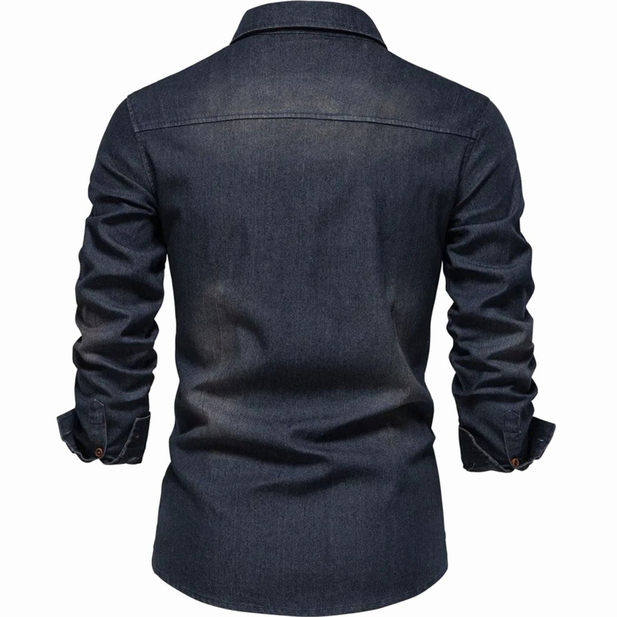 Detail van de geknoopte borstzakken op het denim overhemd