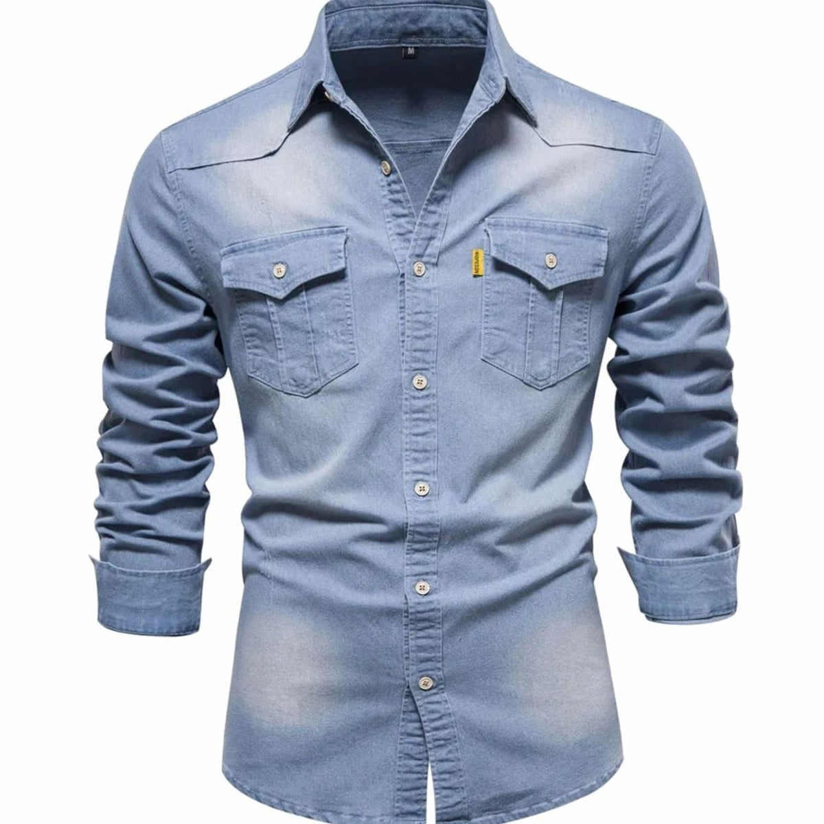 Achteraanzicht van het denim overhemd met lange mouwen