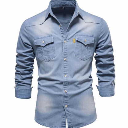 Achteraanzicht van het denim overhemd met lange mouwen