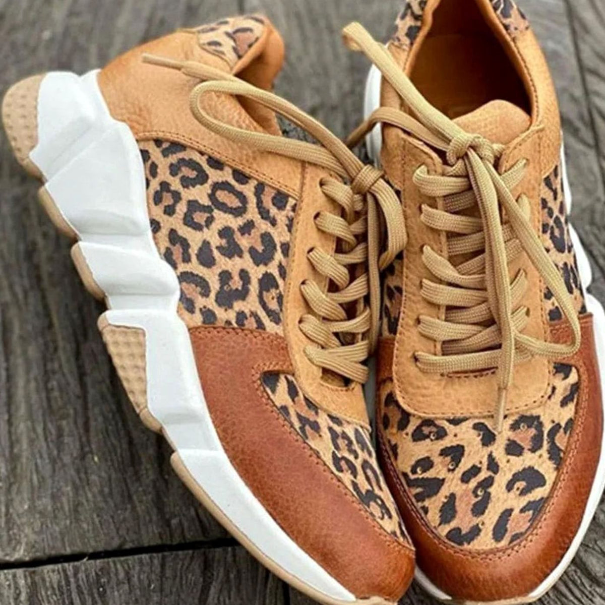 Zijaanzicht van RENZO sneaker met dikke witte zool en veterluiting
