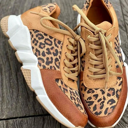 Zijaanzicht van RENZO sneaker met dikke witte zool en veterluiting