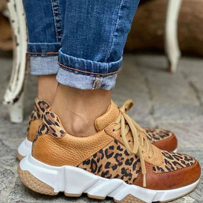 Close-up van luipaardprint en tan lederlook details op RENZO sneaker