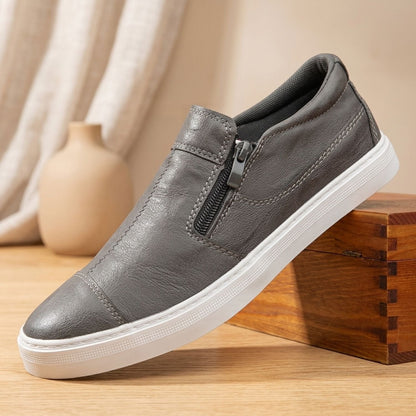 Close-up van de zijrits op de RICCARDO slip-on sneaker