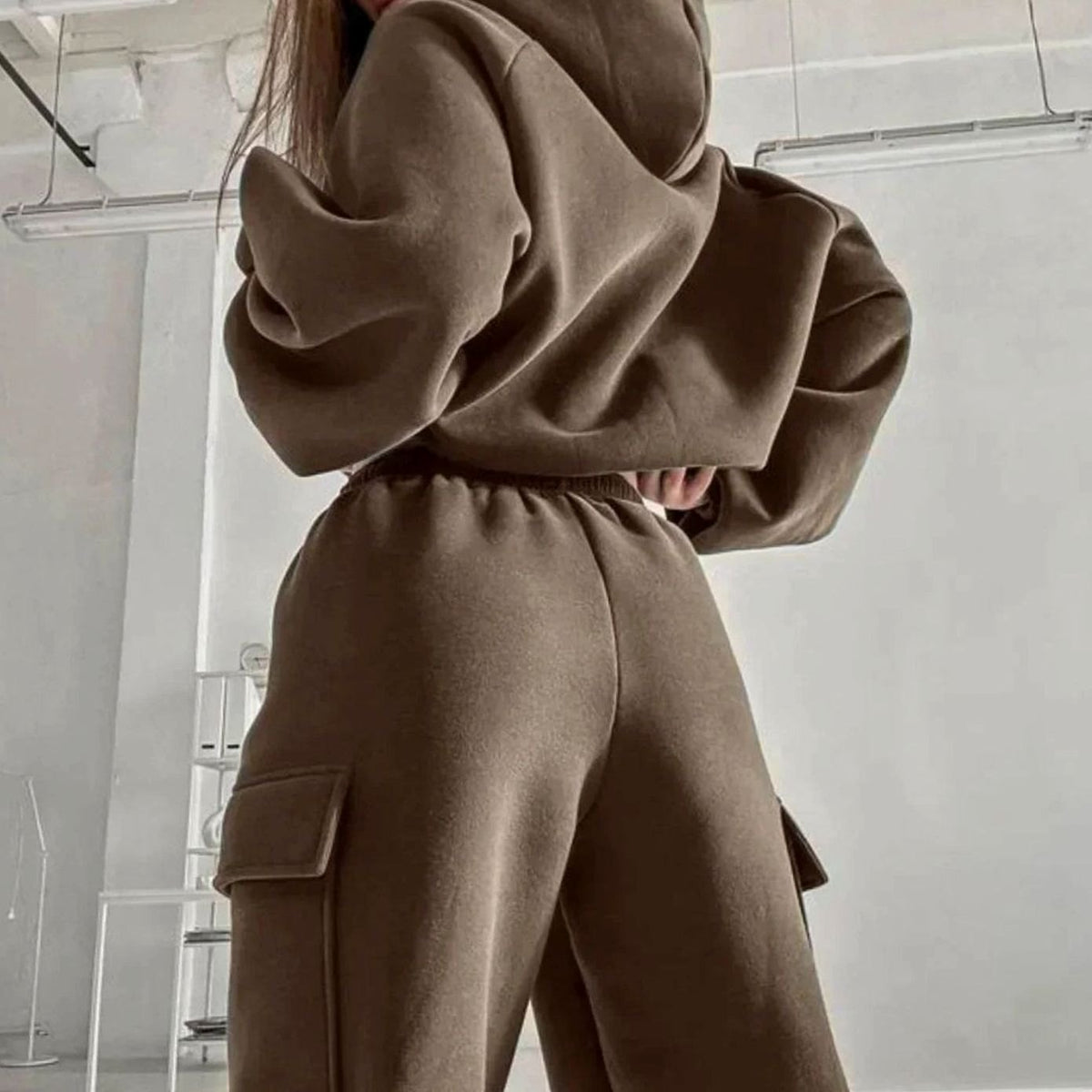 Close-up van kangoeroezak op oversized hoodie van de RILEY joggingset