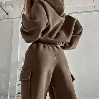 Close-up van kangoeroezak op oversized hoodie van de RILEY joggingset