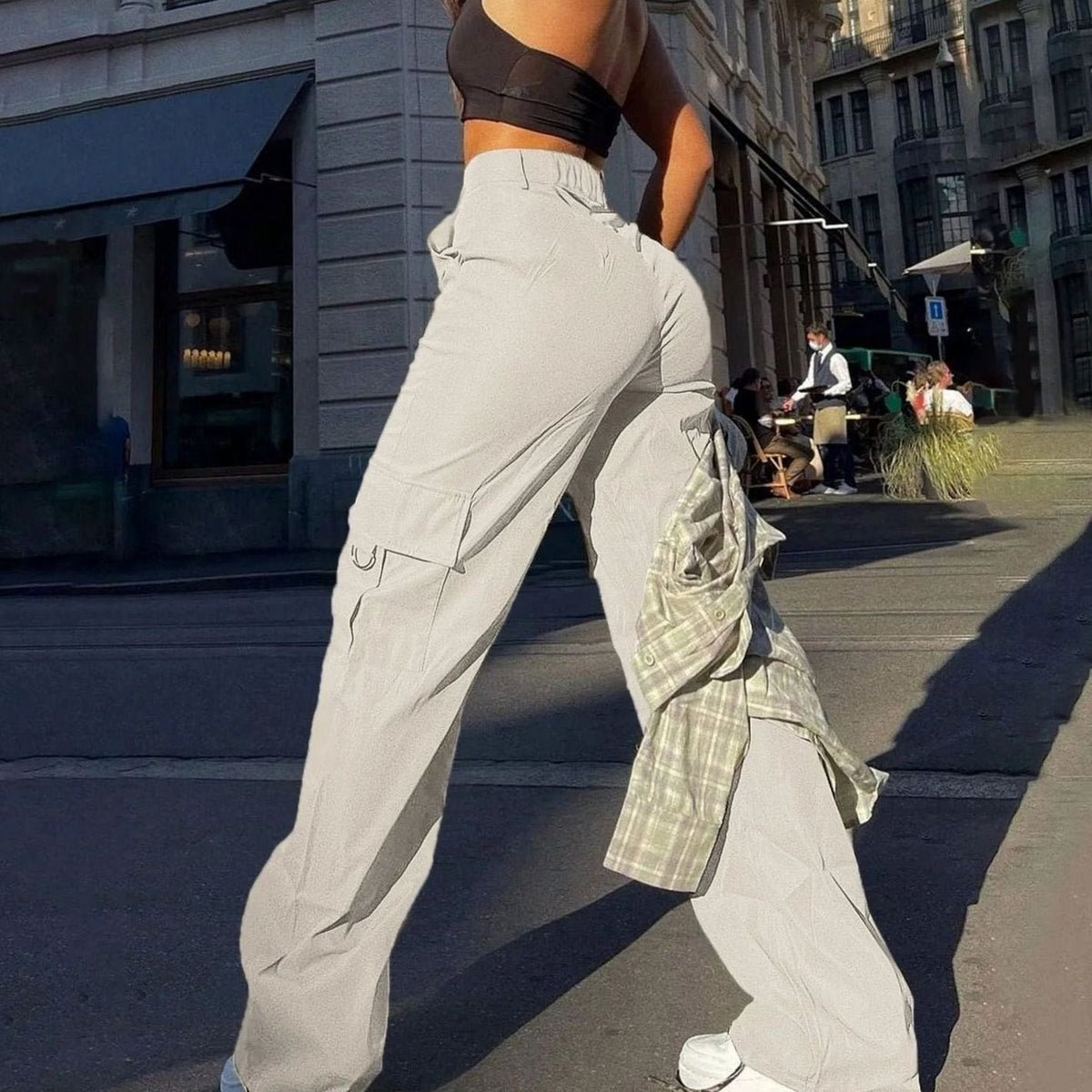 Close-up van flapzak op wide-leg cargo broek voor dames