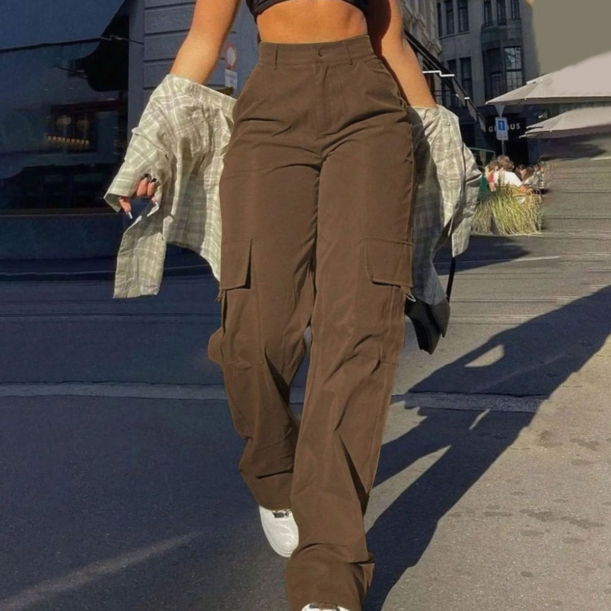 Model in groene cargo broek met hoge taille, streetstyle look