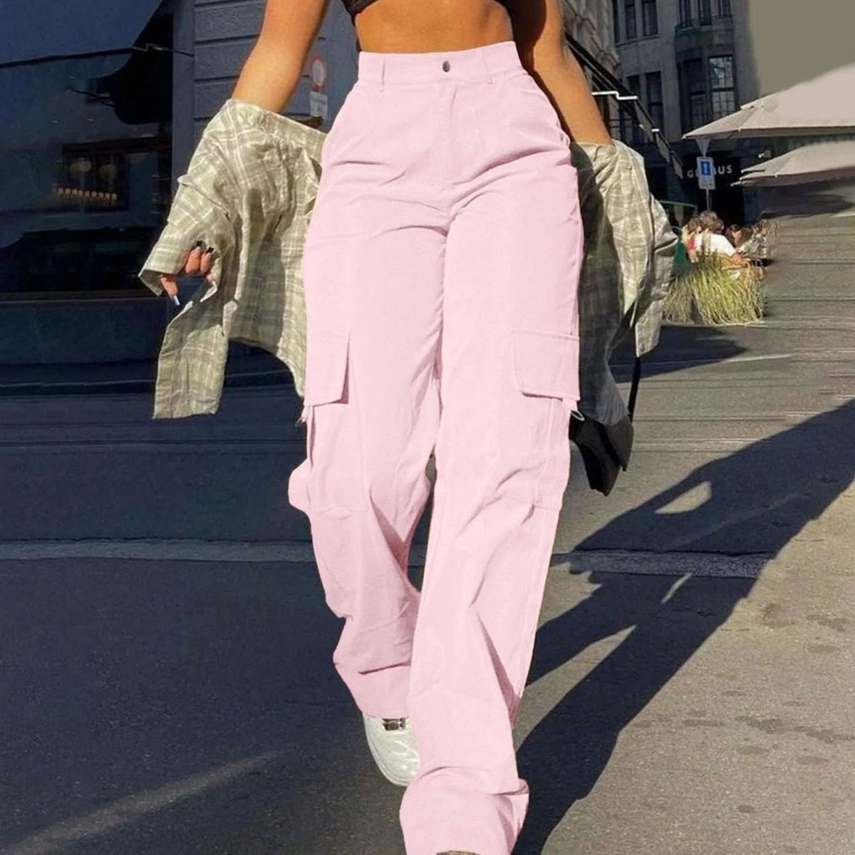 Wide-leg cargo broek in khaki kleur, volledige lengte weergave