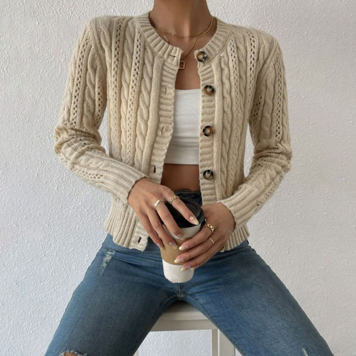 Vest gedragen open over tanktop met jeans, casual look