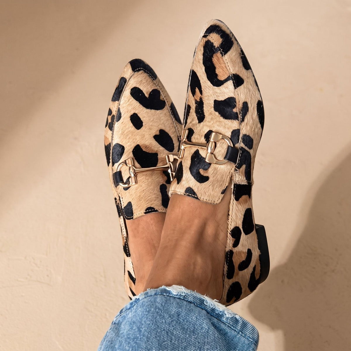 SAFIRA dames loafers met luipaardprint en gouden gesp