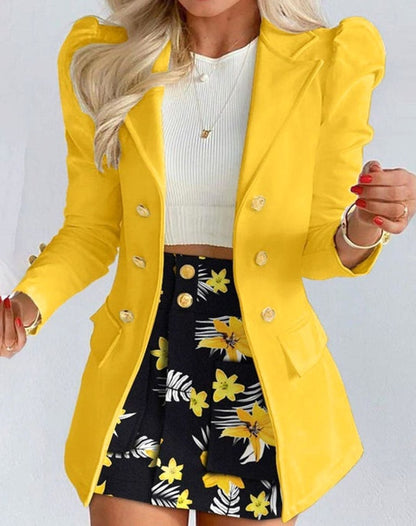 Model draagt SELARA bloemenrok en blazer tijdens een feestelijke gelegenheid