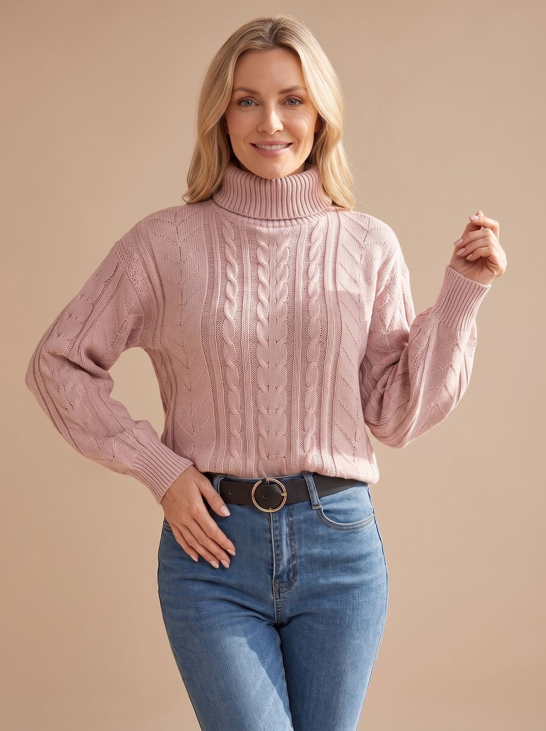Taillelange kabeltrui gedragen met high-waist jeans