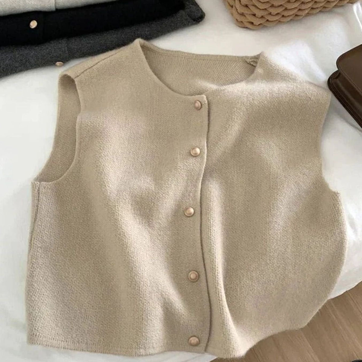 SELVANA vest gedragen over een blouse voor smart-casual look