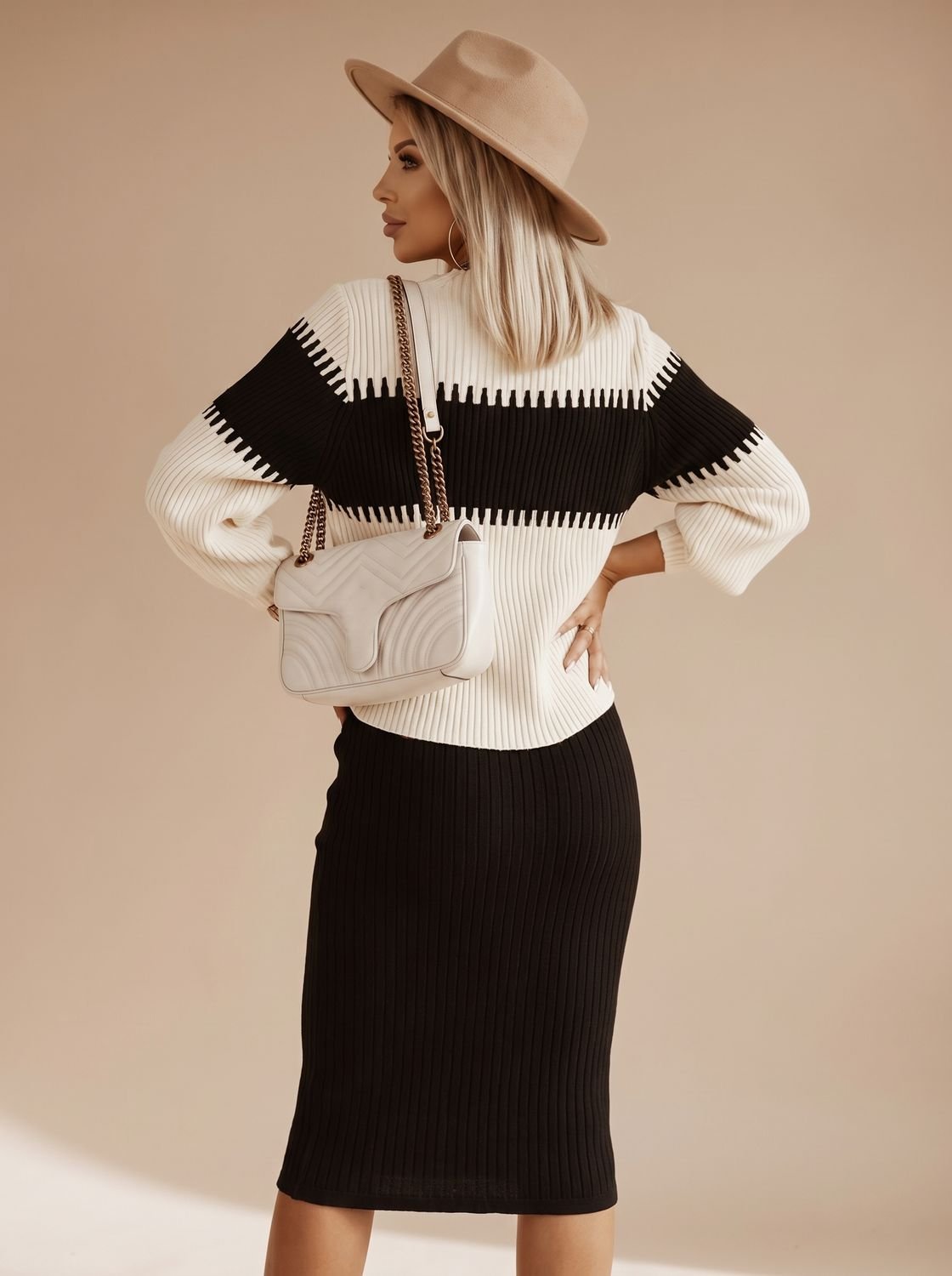 Zijaanzicht van de SELVIRA midirok met split