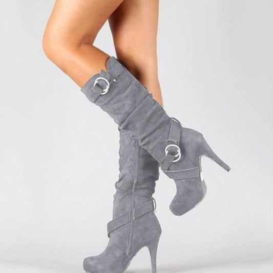 Kniehoge suède-look laarzen met dubbele gespdetails en stiletto hak