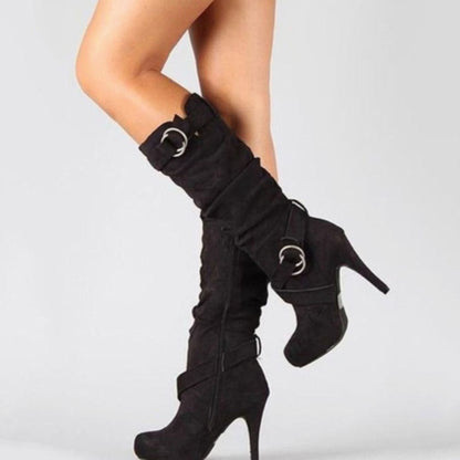 Zijaanzicht van gesplaarzen met platform neus en slanke stiletto hak