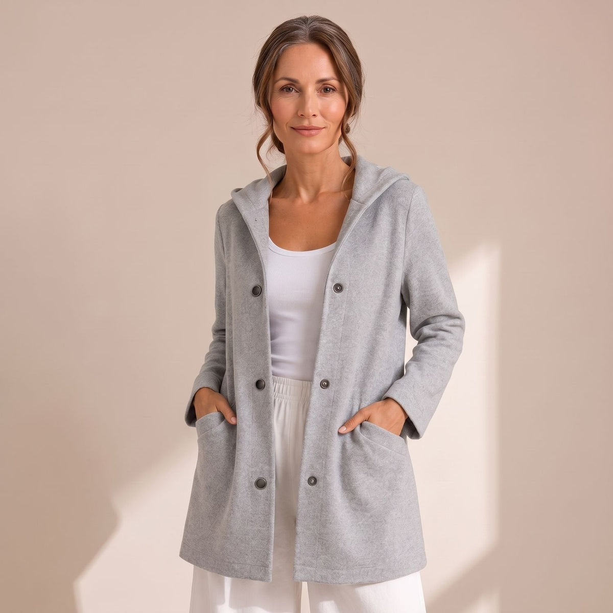 SERALEEN vest met capuchon gedragen over jeans, casual look