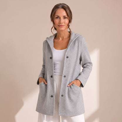 SERALEEN vest met capuchon gedragen over jeans, casual look