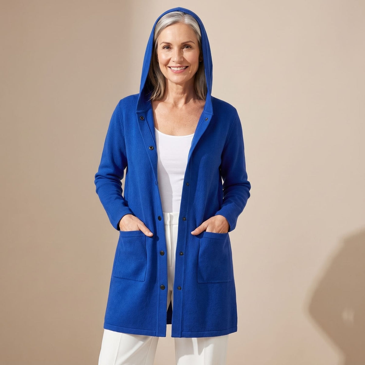 SERALEEN vest gedragen over een midi-jurk, chique stijl