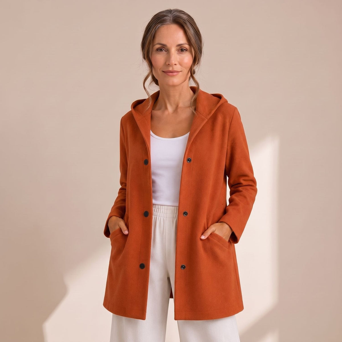 Achteraanzicht van SERALEEN dames vest met capuchon