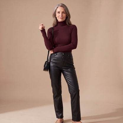 Model draagt SERANTHA rolkraagtrui in kantooroutfit