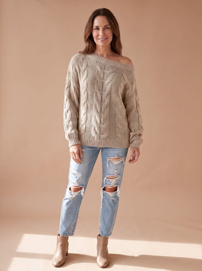 Close-up van het kabelpatroon op de off-shoulder trui