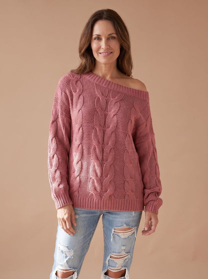 Off-shoulder trui gecombineerd met jeans voor casual look