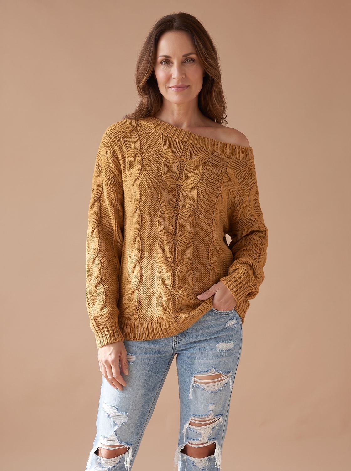Beige kabeltrui gedragen tijdens een herfstwandeling