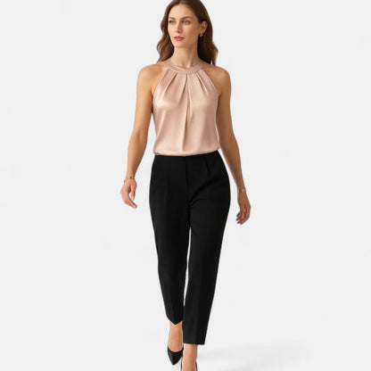 Close-up van de geplooide details op de SOLVANA halter top