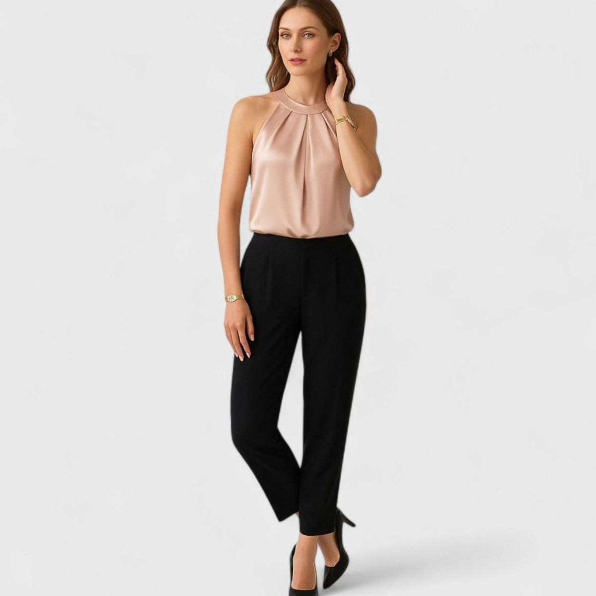 SOLVANA halter top gedragen met broek voor een stijlvolle look