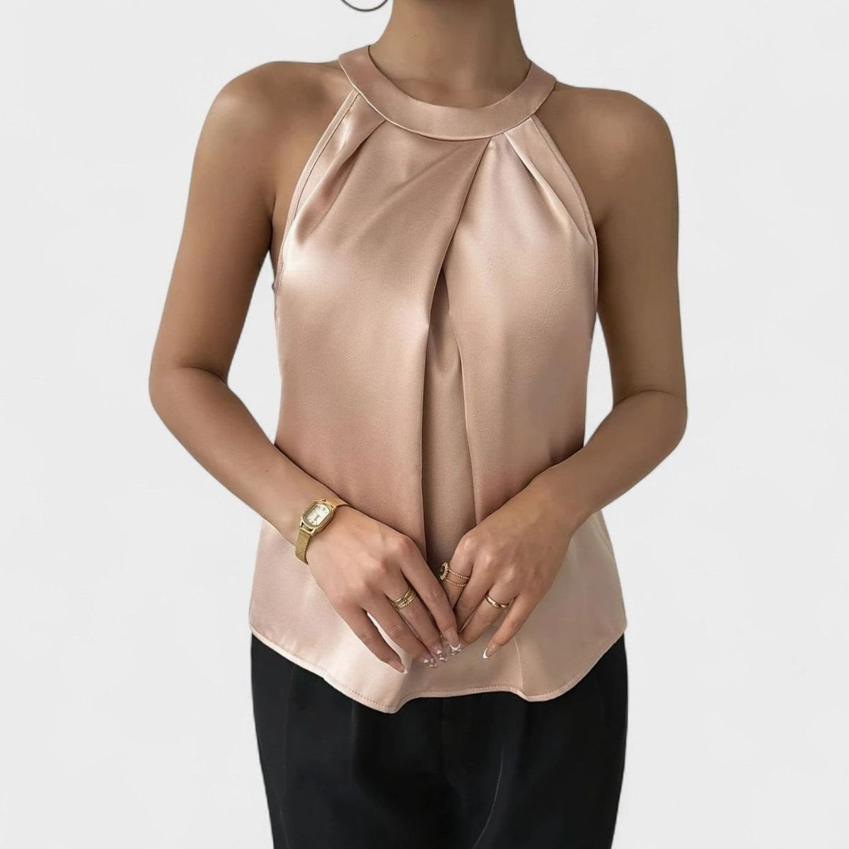 Zijaanzicht van de gedrapeerde satijnen halter top SOLVANA