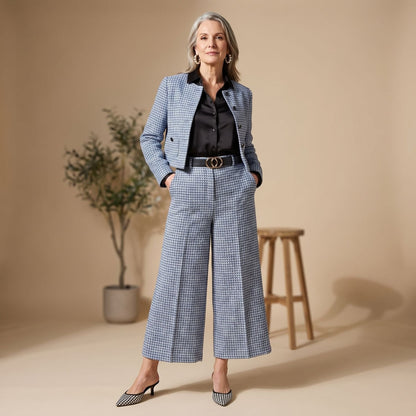 Volledige look van het tweedelige tweed ensemble met wijde broek