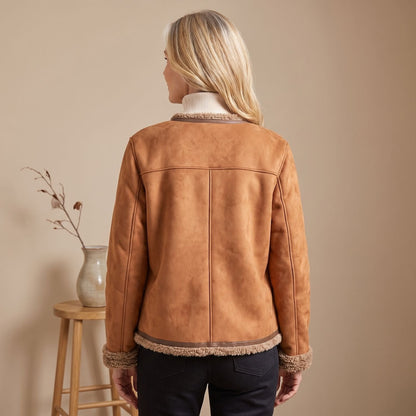 SUZEL damesjas gecombineerd met jeans voor een casual herfstlook