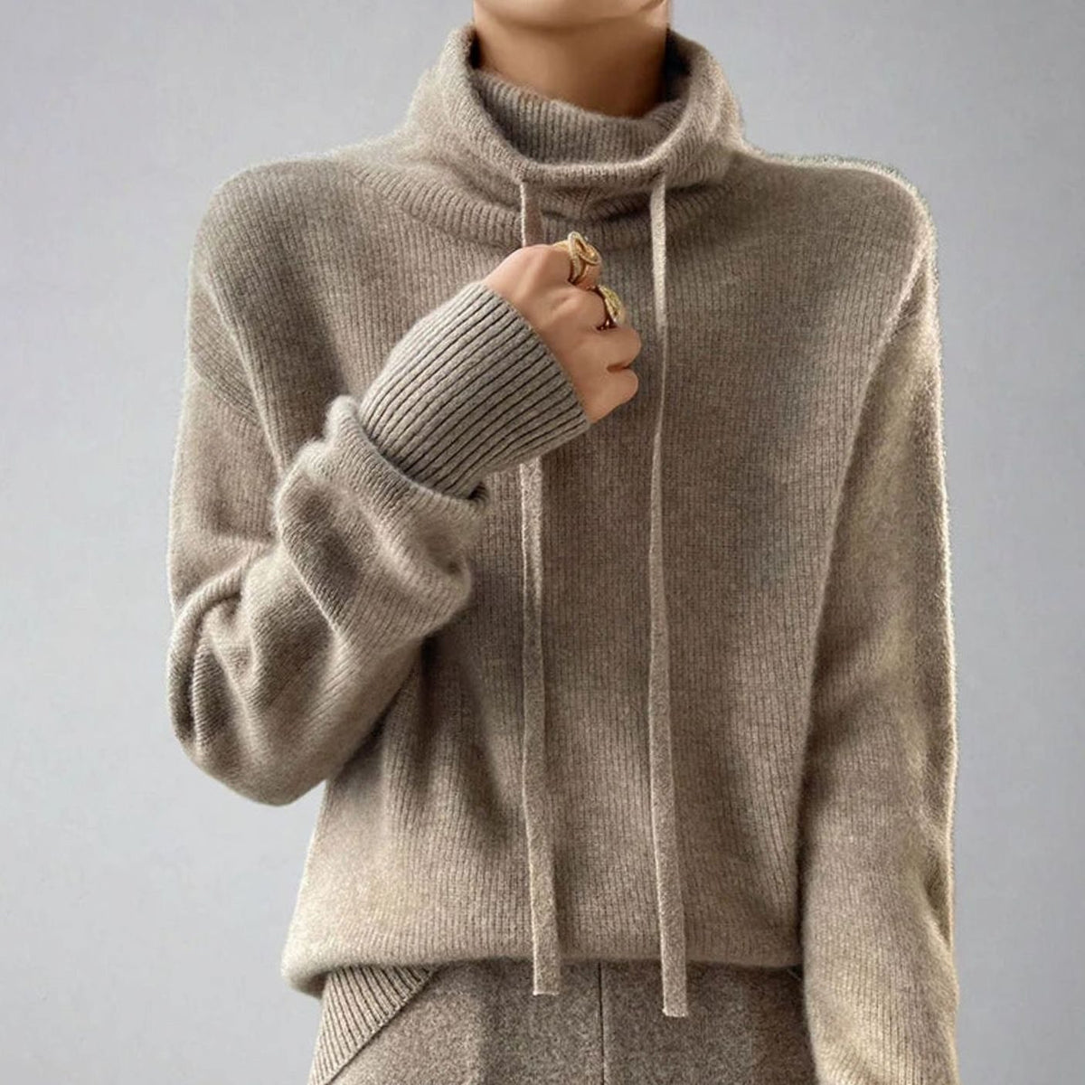 Dame draagt TALIA oversized coltrui gecombineerd met jeans