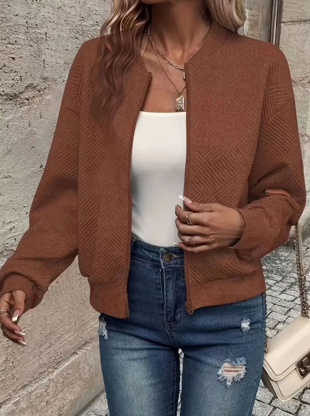Model draagt TALISSA vest voor een casual werkplek look