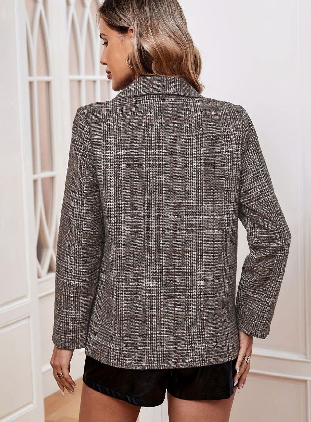 Detail van patch pockets op geruite dames blazer