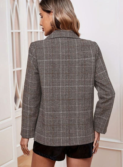 Detail van patch pockets op geruite dames blazer