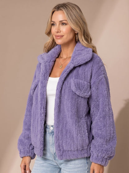 Close-up van het zachte teddy fleece materiaal van de TESSVARA jas