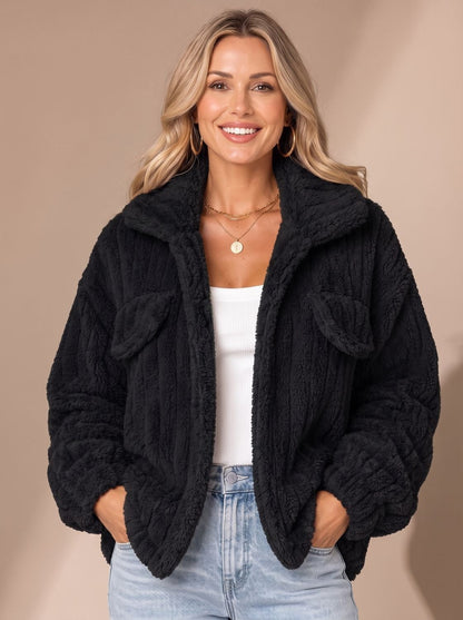 Vooraanzicht van de TESSVARA teddy fleece jas in casual outfit