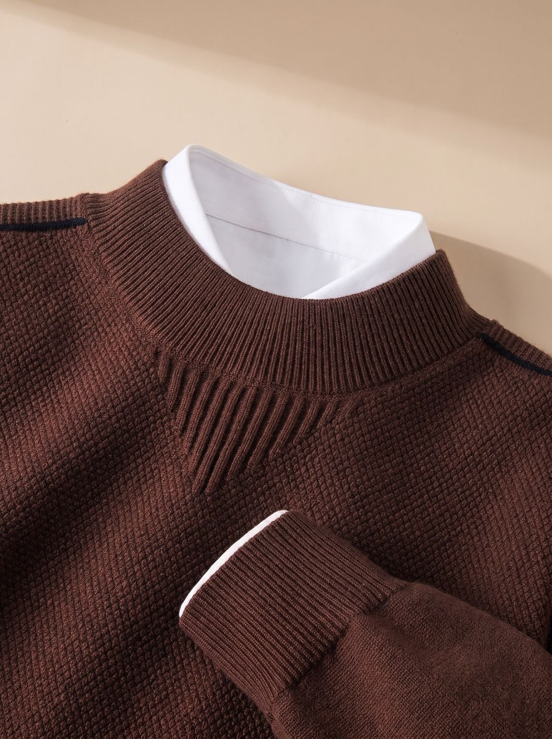 Pullover gedragen over een wit overhemd